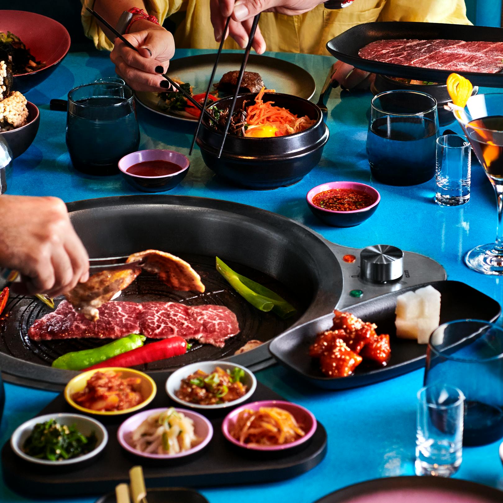 파티 전 저녁은 건배에서. 한국식 바비큐의 기본 식사는 크루즈 요금에 포함된다.